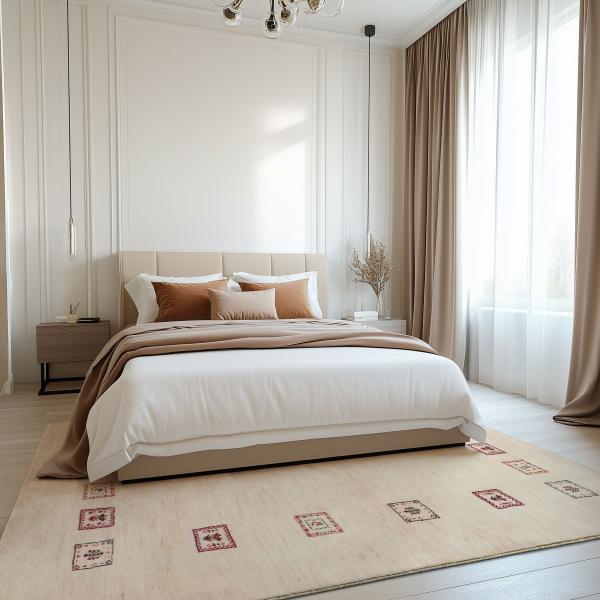 Quarto moderno com tapete Persa Gabbeh Kashkuli em creme.